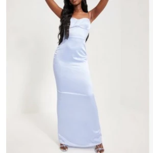 Ljusblå klänning i satin - Säljer min ljusblå balklänning med stenar under brösten samt över axlarna! Endast använd 1 gång - i mycket fint skick! Från nelly - storlek 38 Nypris -899 kr säljer för 600 - Frakt inkluderat i priset