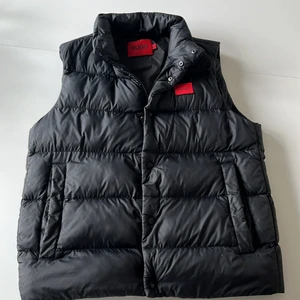 Hugo boss bäst storlek  - Västen är knappt använd, jag säljer den pågrund av att jag använder den aldrig.    