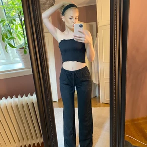 LÅGMIDJADE LINNEBYXOR SVARTA (LÅNGA) - Ett par linnebyxor som jag beställde flera storlekar av, därav har jag ett par oprövade linnebyxor över i storlek M. Byxorna anpassar sig verkligen efter kroppen och framhäver ens kurvor! Nypris 350, säljer för 180 + frakt/ eventuellt mötas upp i NRKPG🌸