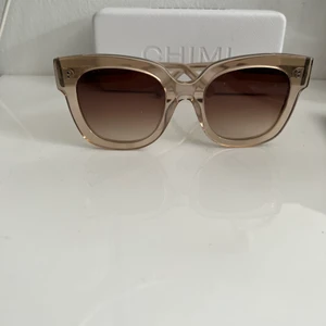 Chimi - Jättefina solglasögon från Chimi i färgen ecru. Köpta på Arlanda i februari!! Sparsamt använda💕💕💕💕
