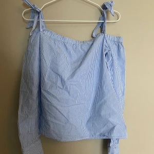 Blus - Superfin blus från hm i storlek 36🤍 offsholder med knytning🤍 50kr+frakt