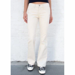 Vita lågmidjade bootcut jeans - Från Brandy Melville, passar ca storlek 34-36. Endast använda ett fåtal gånger :)  Innerbenslängd 84 cm