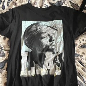 3 fina tröjor - säljer 3 fina tröjor.  dom första två är 2pac och den sista är mona lisa😁säljer pga kommer inte till användning💕 Skriv vilken tröja så säger jag priset på just den💘billigt!!