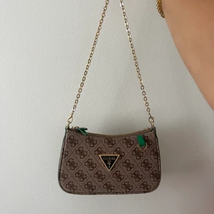 Guess väska  - Jättefin väska från Guess med tillhörande axelband.  Säljs då jag har alldeles för många väskor  Pris kan diskuteras vid snabbaffär  66kr spårbar frakt 🚚  #guess
