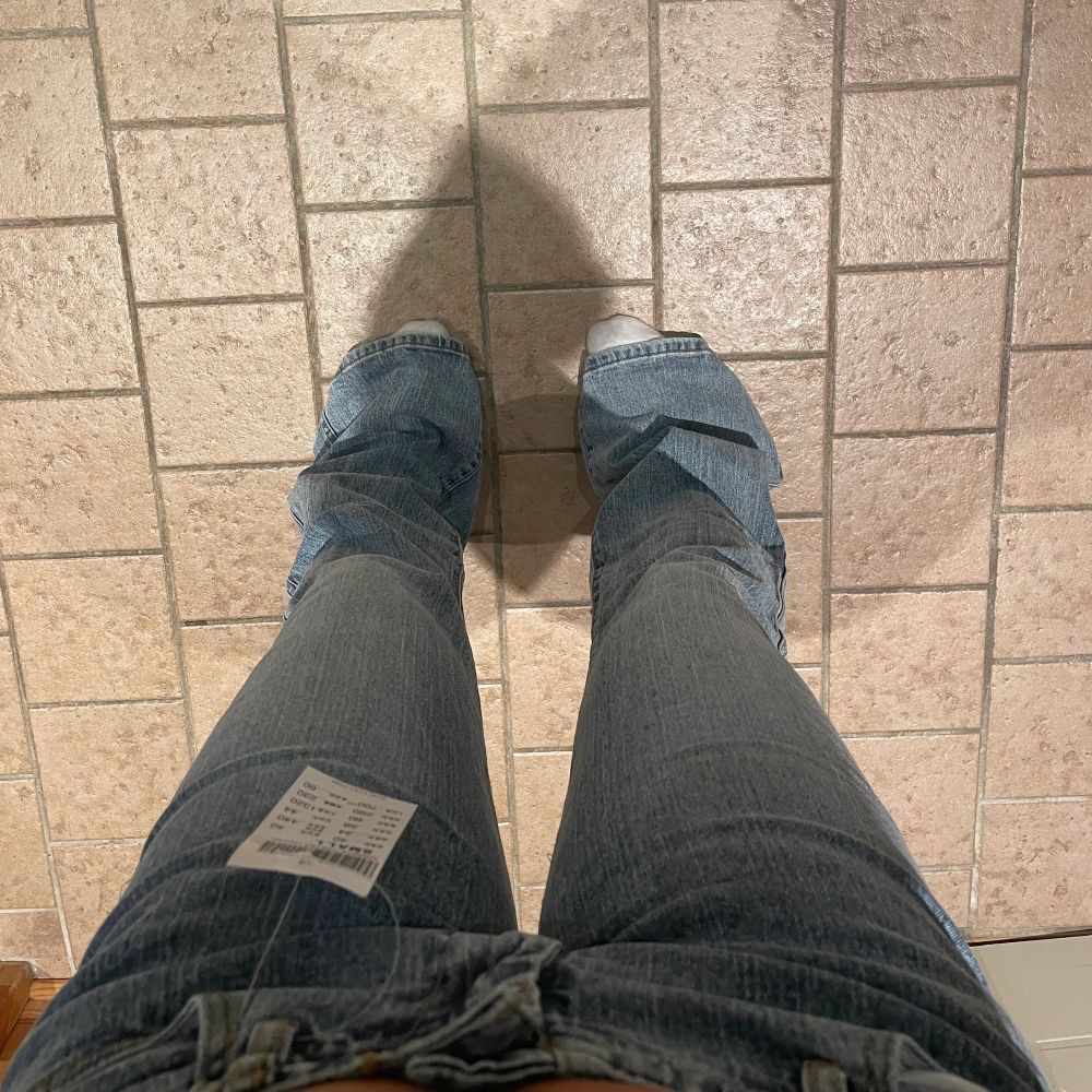 Helt nya Lågmidjade bootcut jeans från brandy Melville i storlek small som är för långa för mig som är 159cm. Oseriös köpare så är fortfarande till salu. Jeans & Byxor.