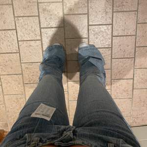 Helt nya slutsålda Lågmidjade bootcut jeans från brandy Melville i storlek small som är för långa för mig som är 159cm. (prislappen finns kvar)