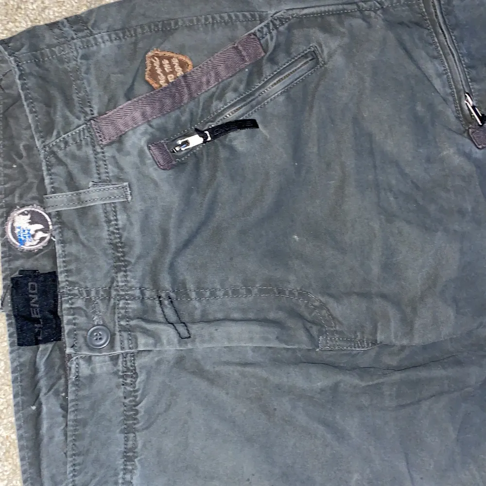 Snygga baggy workwear byxor som är relativt nya och inte särskilt använda. En del snygg detaljer. Innerbenslängden är 87 cm och midjemåttet är 45cm (blir bra med bälte), benöppningen är 26cm. Hmu om intresserad😁. Jeans & Byxor.