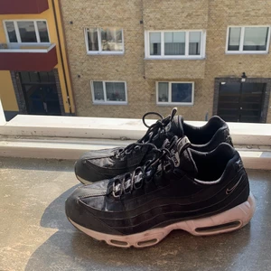 Nike airmax 95 - Nike airmax 95, Budgivning 90s stil Storlek 45  Använd skick Frakt ingår☺️