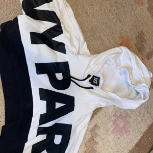 Hoodie ivy park  - Svart/vit hoodie från Ivy park storlek S! 