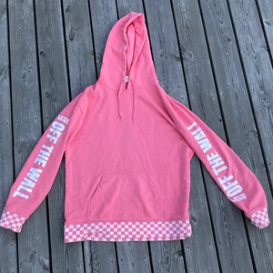 Oversized Vans Hoodie Rosa - Oversized Vans hoodie i rosa. I nyskick, använd ca 5 gånger. Säljer pga att jag inte använder längre. Nypris 500 kr. Bara att höra av sig för fler bilder eller vid funderingar. Pris kan alltid diskuteras. Köp inte från KÖP DIREKT! 💓💓