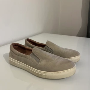 Skor i mocka från Daisy - Grön/gråa skor från Daisy. Strl 37, använda någon enstaka gång. Nypris 800kr