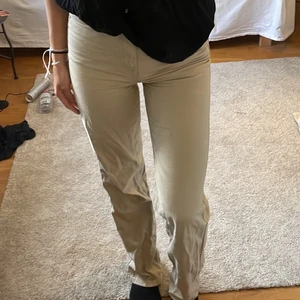Jeans  - Säljer dessa skitsnygga jeansen från bikbok, köpta förra sommaren men inte haft mycket användning av dem💕