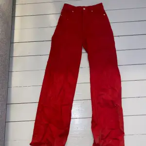 röda jeans från HM i fint skick! !Byxorna är i storlek 34 men väldigt långa för mig som är runt 160cm. !