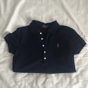 Ralph Lauren Short Sleeve Polo  - Kortarmad polotröja från Ralph Lauren, navy / lila. Nära nyskick. Pris kan diskuteras, kan fraktas.