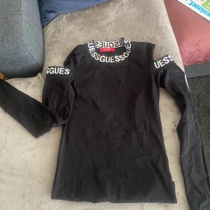 Guess tröja off shoulder - Nyskick, köppt för 700kr i butik. Strl s