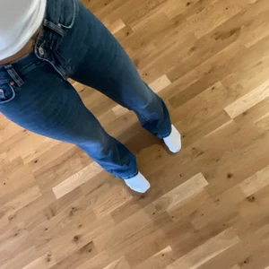 Gina, Low waist bootcut jeans , blå - Aldrig använda, bara provade. Säljer pga ingen användning . Köpta för 499kr och säljer för 300kr. Vid fler bilden eller info kontakta mig😍Strl 34. Köparen står för frakt