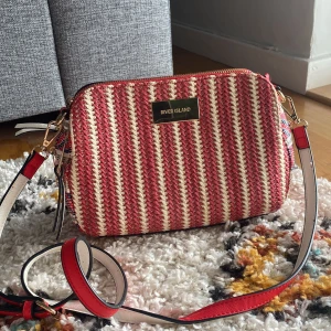 River island väska  - Pris : 250 Frakt tillkommer! Användt ca . 5 gånger  Kan skicka mer bilder om det behövs