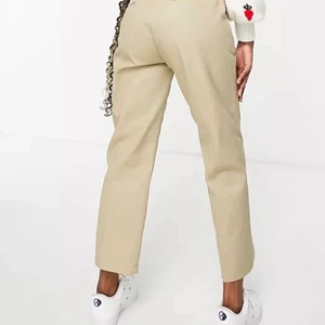 Dickies 874 - Säljer mina dickies 874 i ankellängd. Har aldrig använt dessa då de tyvärr var försmå för mig så köpte nya men glömde returnera dessa. Svin snygga🥰 detta är en lånad bild då dem som sagt är för små så kan tyvärr inte ta bild på dem på☺️