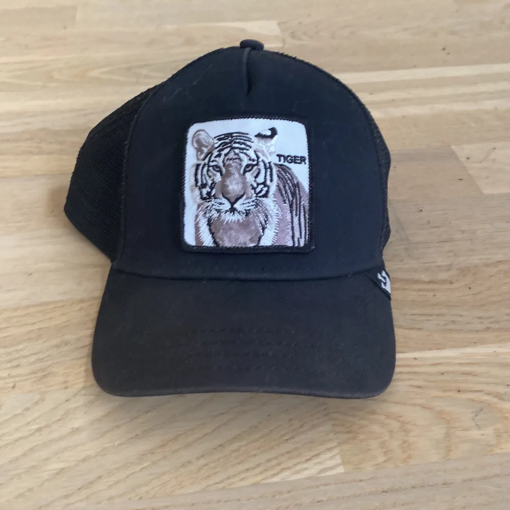 Lite använd trucker keps med tiger emblem säljes. Accessoarer.