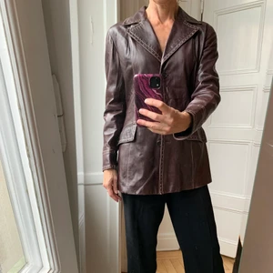 Läderjacka ICEBERG made in Italy - Superskön snyggt sliten läderjacka i mörk bordeaux skinn från coola italienska märket ICEBERG, iceberg.com. Läckra detaljer på kavajslag och ärmar.  Storlek: 38 (44 i italienska mått) modellen som bär plagget är 177 cm lång strlk 38. Skick:7/10. Inköpt i Italien på 90-talet. 