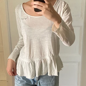 Jättesöt top från bondelid  - Säljer för kommer inte till användning! Den är enkel vit med fin volangdetalj. Den är M men sitter även fint på s🥰 Helt fläckfri och tyget är intakt.