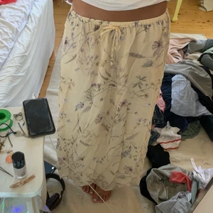 Långkjol - Jättefin långkjol från hm. Anvönd ett fåtal gånger!💕