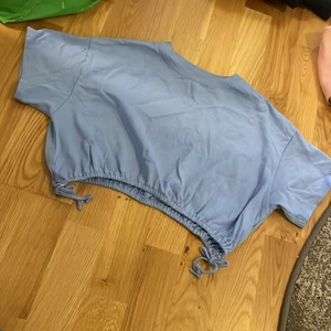 Blå t-shirt - Blå t-shirt från ZARA. Storlek: 164