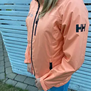 Klassisk jacka av modell ’Crew Midlayer’ i nyskick. Endast använd en gång. Vattentät, vindtät och ventilerande med många finesser. Perfekt och tålig jacka med många finesser, t.ex handvärmarfickor, avtagbar luva, snabbtorkande foder, justerbart ärmslut.