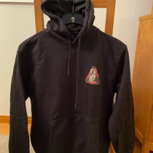 Palace Skateboard hoodie stl S - Fin hoodie från det brittiska skatemärket Palace. Inköpt i  London för några år sedan, knappt använd så perfekt skick. Tjock härlig kvalitet. Nypris 3000 kr