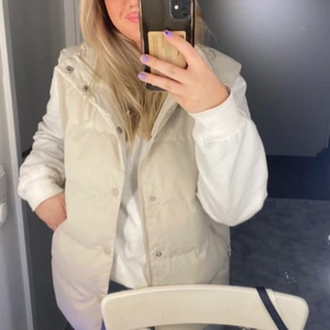 Beige väst - En väst som aldrig är använd. Stolek Xs men oversized. Superfin men får ingen användning av.