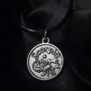 Scorpio Halsband! ♏  - Egengjort halsband med stjärntecknet skorpion/scorpio berlock! Framsidan visar skorpionen tillsammans med stjärntecknets namn på engelska, medan baksidan visar tecknet samt en egenskap associerat med folk födda i tecknet. 45cm långt men justerbart.