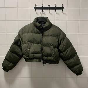 Helt ny dunjacka - Oanvänd och ny dunjacka i kortare modell. Kan mötas i Stockholm eller skicka (köpare står för frakt) 💕🌸 