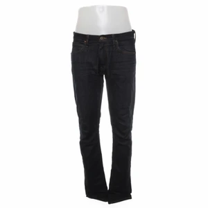 Lee jeand - Säljer dessa lågmidjade Lee jeans då de är för stora tyvärr. Dem ser svarta ut men dem är mörkblå typ🫶🏼