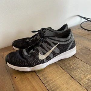 NIKE AIR ZOOM FIT, svarta löparskor storlek 39 - Säljer ett par NIKE AIR ZOOM FIT storlek 39. Dom är slutsålda överallt vad jag kan se. Köpte dom för flera år sedan men har bara använt dom 1-2 ggr så dom är nyskick/väldigt bra skick!! Lätt sko!!😃