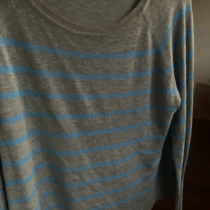 Tröja från Zara - En tunn tröja från Zara som är super skön! Storlek S, säljer då jag inte använder längre. 