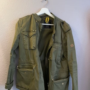 Militärjacka - Tunn assnygg militärjacka som köptes på Two Angels för två år sedan och aldrig är använd!😍 Köptes för 1300 men säljer för bara 600, gärna snabb affär så först till kvarn!🙌