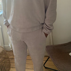 Mjukissett - Helt nytt Mjukissett från Zara Herr, lappar kvar! M i byxan, L i hoodie Personen på bilden är 180cm