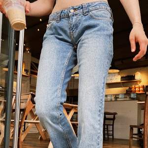 Supersöta lågmidjade jeans från brandy Melville i modellen ”Kylie”. Nypris är 40€ (ca 400kr), skriv för exakta mått. Säljer då jag har för många jeans💕💕. Tryck inte på köp direkt!