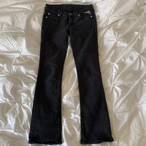 Säljer dessa SuperSnygga Lågmidjade Replay Jeans, de är flare/bootcut. Midja (Tvärsöver): 36cm, Innerbenslängd: 75cm. Skicka pm för frågor, pris kan diskuteras!❤️