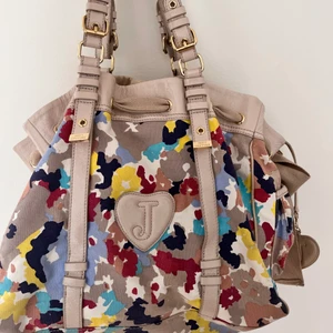 Juicy couture väska - Heej!💓 Säljer min fina juicy couture väska då den inte kommer till användning! Perfekt för skolan eller när man reser och älskar att man får plats med så mycket saker i den!💓 