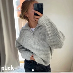 Stickad tröja S - Lånad bild!!  säljer denna tröjan då jag sällan använder den, tröjan är k storlek S men passar även xs. Tröjan är använd ett fåtal gånger men är som ny. skriv vid intresse eller frågor💕