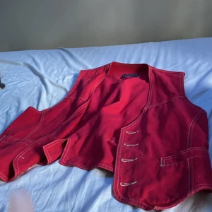 Vintage vest - En röd vintage väst icke använd