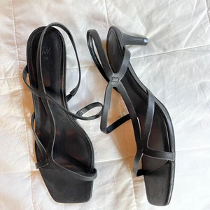 Svarta klackar - Snygga klackar från H&M! Köpta förra året och användes under sommaren. Sjukt snygga till jeans eller kostymbyxor! Storlek 38🥰