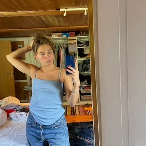 Blått linne - Snyggt blått linne i bra kvalitet från Banana republic! Legat i min garderob i evigheter och kommer inte till användning trots att jag älskar det..! Storlek S men passar M också! Har dubbelt tyg över brösten vilket gör passformen snyggare😍