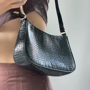 Svart Axelväska  - En oanvänd axelväska som får plats me relativt mycket :)