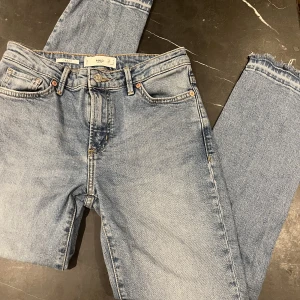 Jeans - Säljer dessa super snygga jeansen från mango men kan tyvärr inte ha de längre för de är för korta för mig som är ca 169cm. De är mid/ low waist. De kostar 100kr+frakt💗😍🌊🍋