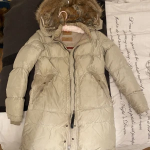 Parajumpers longbear - Väldigt smutsig och behöver en kemtvätt! Väldigt skön att ha på sig och varm. Köpte den begagnad.