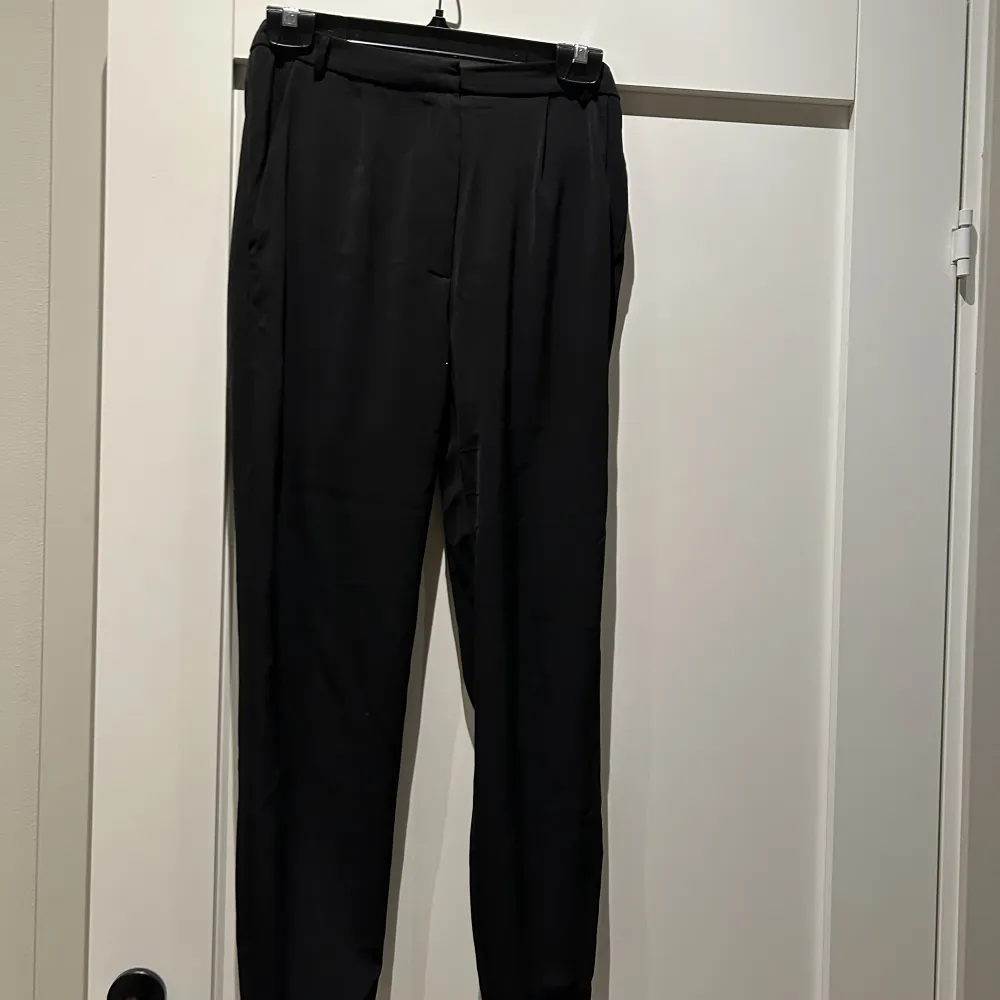 BIKBOK svarta kostymbyxor i kortare modell, strl. S. Säljes pga att de är lite korta till mig som är 172 cm. Fint skick, endast använda 2-3 gånger.. Jeans & Byxor.