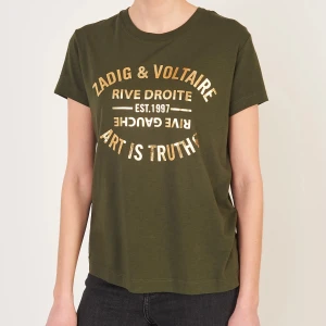 Zadig tröja/t-shirt - Säljer nu min populära slutsålda Zadig & Volatire tröja. Inga desefekter och andvänd fåtal gånger ❤️Storleken är 14 år och passar nog bäst på S-M men även bra på XS, Nypris 900kr❤️