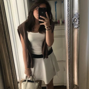 Tennis kjol - Säljer min älskade fina tennis kjol!! Från Gina Tricot!! Osäker på storlek då de står XL men passar mig som bär M vanligtvis! ❤️❤️